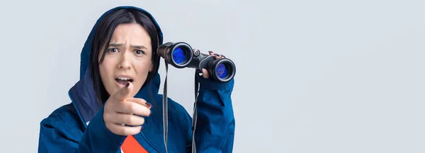 Een Toeristisch Meisje Een Blauwe Regenjas Houdt Een Verrekijker Haar — Stockfoto