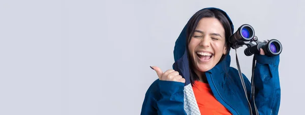 Uma Turista Capa Azul Segura Binóculos Suas Mãos Olha Para — Fotografia de Stock