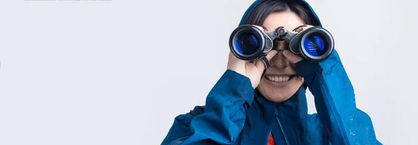 Туристична Дівчина Синьому Плащі Тримає Бінокль Руках Дивиться Відстань Шпигуни — стокове фото