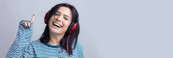 Una Giovane Ragazza Con Gilet Righe Sta Ascoltando Musica Cuffie — Foto Stock