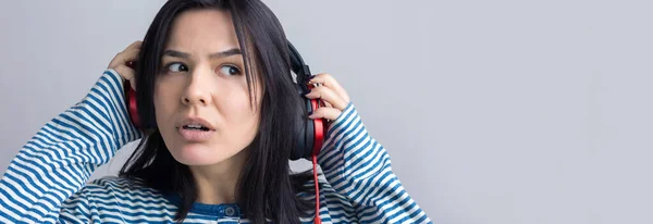 Una Giovane Ragazza Con Gilet Righe Sta Ascoltando Musica Cuffie — Foto Stock