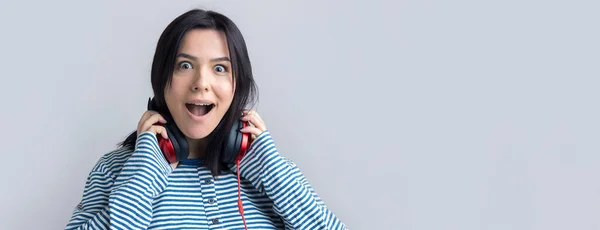 Una Joven Con Chaleco Rayas Está Escuchando Música Con Auriculares —  Fotos de Stock
