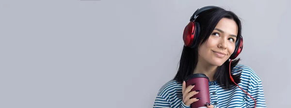 Una Joven Con Chaleco Rayas Está Escuchando Música Con Auriculares — Foto de Stock