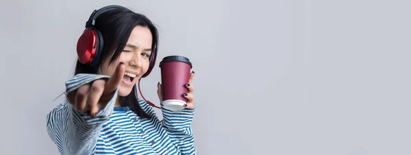 Una Giovane Ragazza Con Gilet Righe Sta Ascoltando Musica Cuffie — Foto Stock