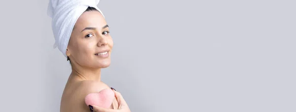 Schönheitsporträt Einer Frau Weißem Handtuch Auf Dem Kopf Mit Einem — Stockfoto