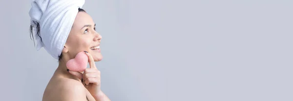 Retrato Belleza Mujer Toalla Blanca Cabeza Con Una Esponja Para —  Fotos de Stock