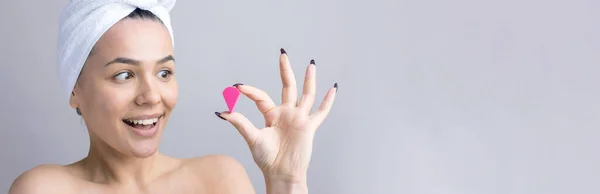 Retrato Belleza Mujer Toalla Blanca Cabeza Con Una Esponja Para —  Fotos de Stock