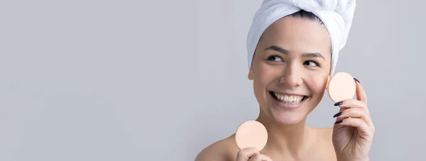 Retrato Belleza Mujer Toalla Blanca Cabeza Con Una Esponja Para —  Fotos de Stock