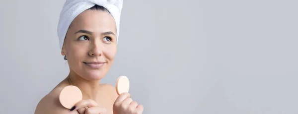 Portrait Beauté Femme Serviette Blanche Sur Tête Avec Une Éponge — Photo