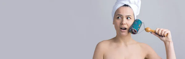 Morena Com Uma Toalha Cabeça Usando Rolo Para Massagem Facial — Fotografia de Stock