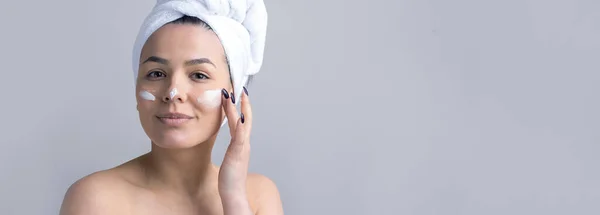 Retrato Beleza Mulher Toalha Branca Cabeça Aplica Creme Para Rosto — Fotografia de Stock