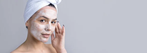 Retrato Belleza Mujer Toalla Blanca Cabeza Aplica Crema Cara Limpieza —  Fotos de Stock