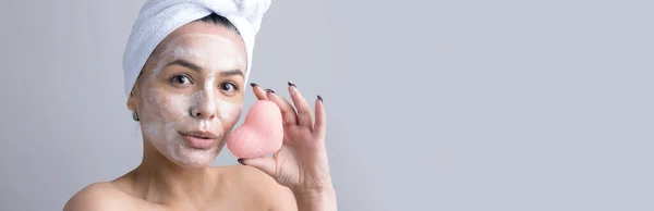 Portrait Beauté Femme Serviette Blanche Sur Tête Avec Une Éponge — Photo