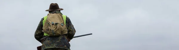 Elinde Silah Turuncu Yelek Olan Bir Adam Bulutlu Bir Havada — Stok fotoğraf