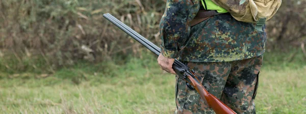 Homem Com Uma Arma Nas Mãos Colete Laranja Uma Caça — Fotografia de Stock