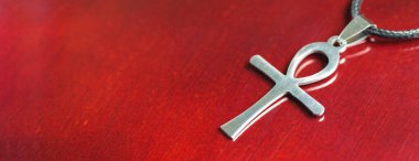 Mavi arka planda Mısır tılsımı halhalı,