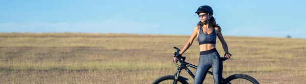 Девушка Горном Велосипеде Бездорожью Красивый Портрет Велосипедиста Закате Фитнес Девушка — стоковое фото