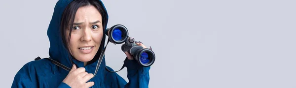 Una Chica Turista Con Impermeable Azul Sostiene Los Prismáticos Sus — Foto de Stock