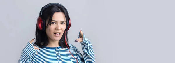 Una Giovane Ragazza Con Gilet Righe Sta Ascoltando Musica Cuffie — Foto Stock