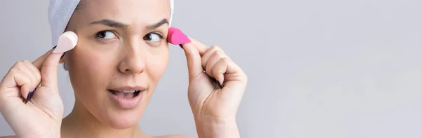 Retrato Belleza Mujer Toalla Blanca Cabeza Con Una Esponja Para —  Fotos de Stock