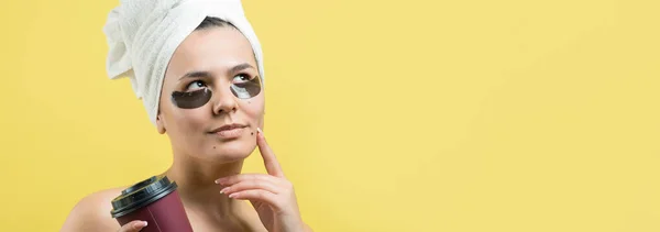 Kafasında Beyaz Havluyla Gezen Genç Bir Kız Gözlerinin Altına Kolajen — Stok fotoğraf