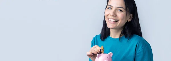 Chica Tiene Una Alcancía Rosa Una Moneda Sus Manos Concepto —  Fotos de Stock