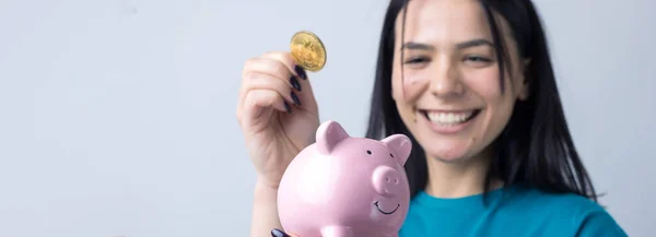 Dívka Drží Ruce Růžovou Prasátko Banku Minci Koncept Bohatství Akumulace — Stock fotografie