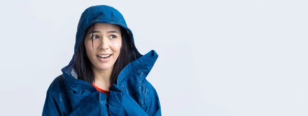 Retrato Una Niña Sonriente Vestida Con Impermeable Azul Gotas Posando —  Fotos de Stock