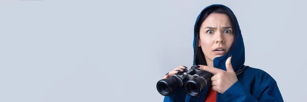 Una Chica Turista Con Impermeable Azul Sostiene Los Prismáticos Sus — Foto de Stock