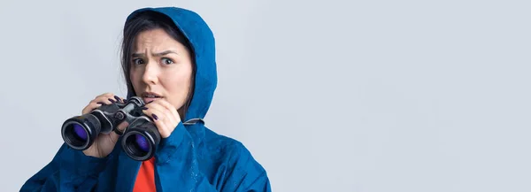 Tourist Girl Blue Raincoat Holds Binoculars Her Hands Looks Distance — Stock Photo, Image