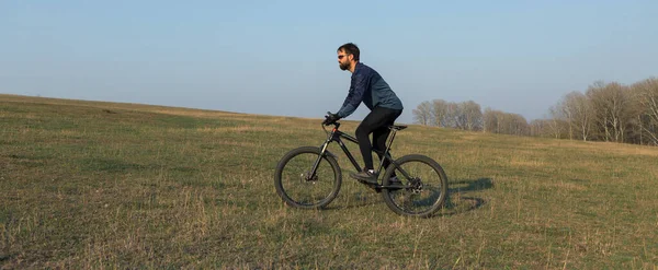 Велосипедист Шортах Майке Современном Углеродном Велосипеде Вилочкой Воздушной Подвески Стоящей — стоковое фото