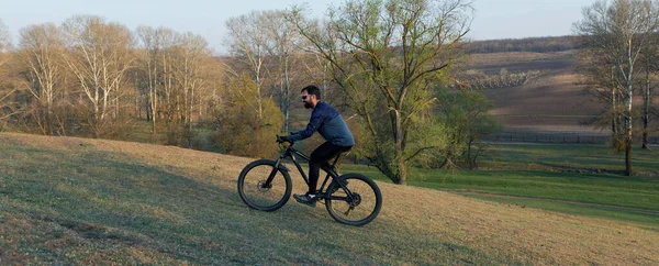 Ciclista Pantalones Cortos Jersey Una Moderna Bicicleta Rígida Carbono Con —  Fotos de Stock