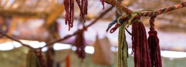 Arka plan olarak Mısır ya da Fas halısı üzerine karmaşık bir tasarım. Eski moda motifleri olan geleneksel Fas halısı