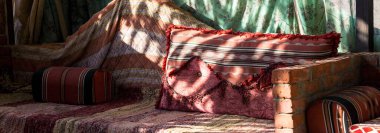 Arka plan olarak Mısır ya da Fas halısı üzerine karmaşık bir tasarım. Eski moda motifleri olan geleneksel Fas halısı