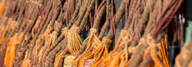 Arka plan olarak Mısır ya da Fas halısı üzerine karmaşık bir tasarım. Eski moda motifleri olan geleneksel Fas halısı