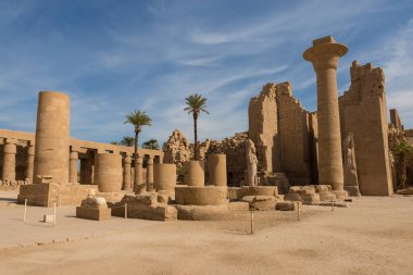 Mısır 'daki Karnak Tapınağı' nın kalıntıları (Teb). Dünyanın en büyük antik tapınak kompleksi. UNESCO Dünya Mirası