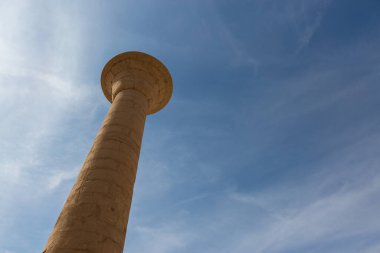 Mısır 'daki Karnak Tapınağı' nın kalıntıları (Teb). Dünyanın en büyük antik tapınak kompleksi. UNESCO Dünya Mirası