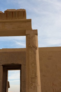 Kraliçe Hatshepsut 'un Tapınağı, Mısır' daki kaya tapınağı manzarası