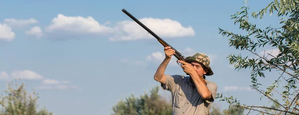 Silhueta Caçador Com Uma Arma Nos Juncos Contra Sol Uma — Fotografia de Stock