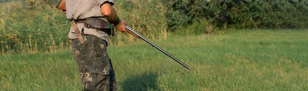 Σιλουέτα Ενός Κυνηγού Ένα Όπλο Στα Καλάμια Ενάντια Στον Ήλιο — Φωτογραφία Αρχείου