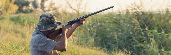 Silhouette Chasseur Avec Une Arme Dans Les Roseaux Contre Soleil — Photo