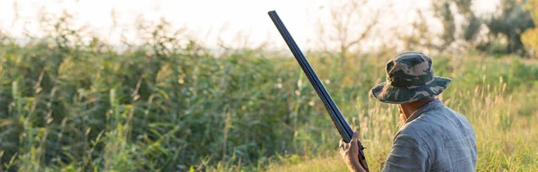 Sazlıklarda Güneşe Karşı Silahlı Bir Avcının Silueti Köpekli Ördekler Için — Stok fotoğraf