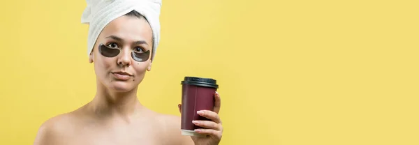 Menina Bonita Nova Uma Toalha Branca Sua Cabeça Usa Manchas — Fotografia de Stock