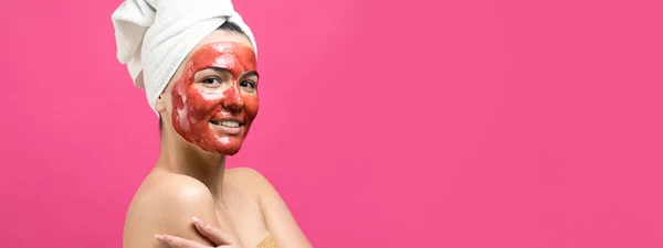 Retrato Beleza Mulher Toalha Branca Cabeça Com Máscara Nutritiva Dourada — Fotografia de Stock