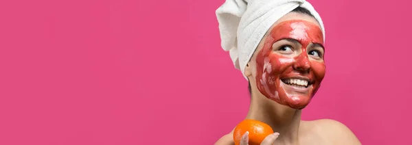 Retrato Belleza Mujer Toalla Blanca Cabeza Con Máscara Roja Nutritiva — Foto de Stock