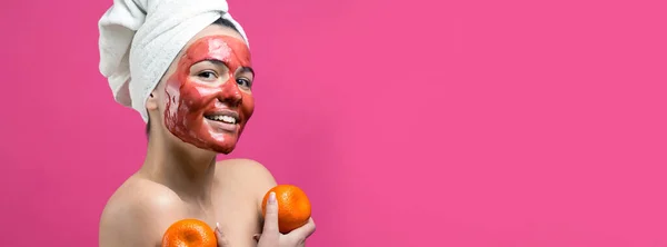 Retrato Belleza Mujer Toalla Blanca Cabeza Con Máscara Roja Nutritiva — Foto de Stock