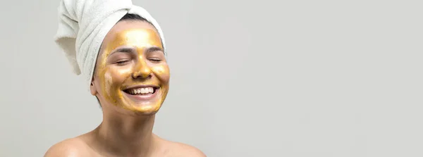 Schoonheidsportret Van Vrouw Witte Handdoek Hoofd Met Gouden Voedende Masker — Stockfoto