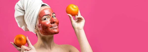 Retrato Belleza Mujer Toalla Blanca Cabeza Con Máscara Roja Nutritiva — Foto de Stock