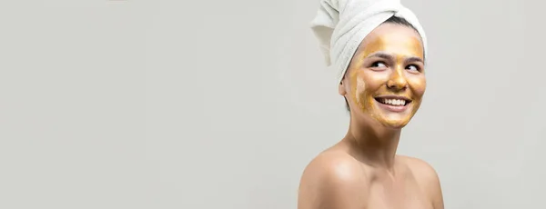 Retrato Beleza Mulher Toalha Branca Cabeça Com Máscara Nutritiva Dourada — Fotografia de Stock