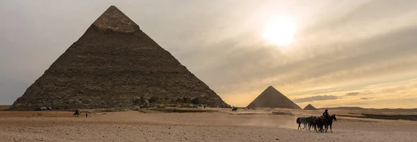 Διάσημες Πυραμίδες Της Γκίζας Στην Έρημο Της Άμμου Στο Κάιρο — Φωτογραφία Αρχείου